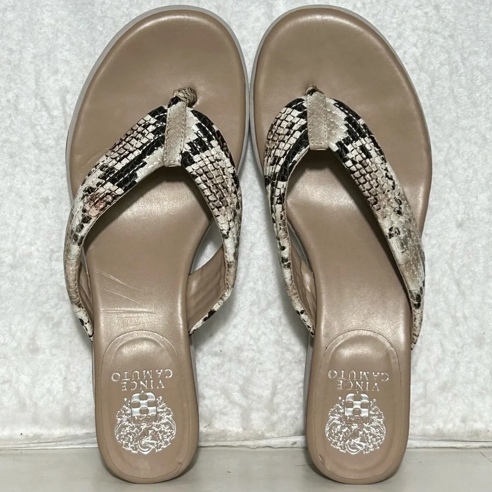 Vince Camuto Womens SnakePrint Platform Perseena Wedge Thong Sandals Shoes SZ 10